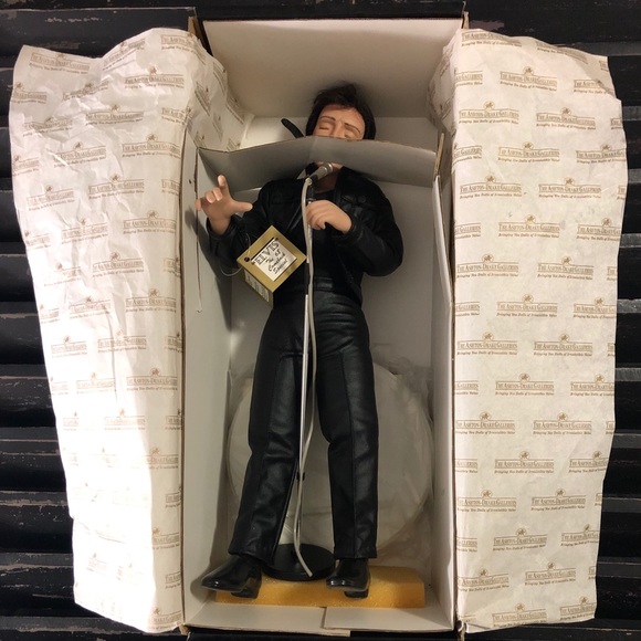 THE ASHTON-DRAKE “ELVIS” Lifetime of a Legend Doll - Picture 7 of 9